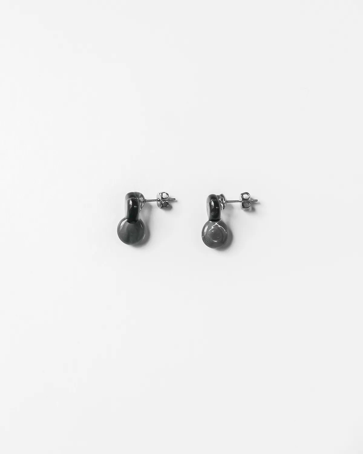 イヤリング 夕暮れのカモミール グレー1